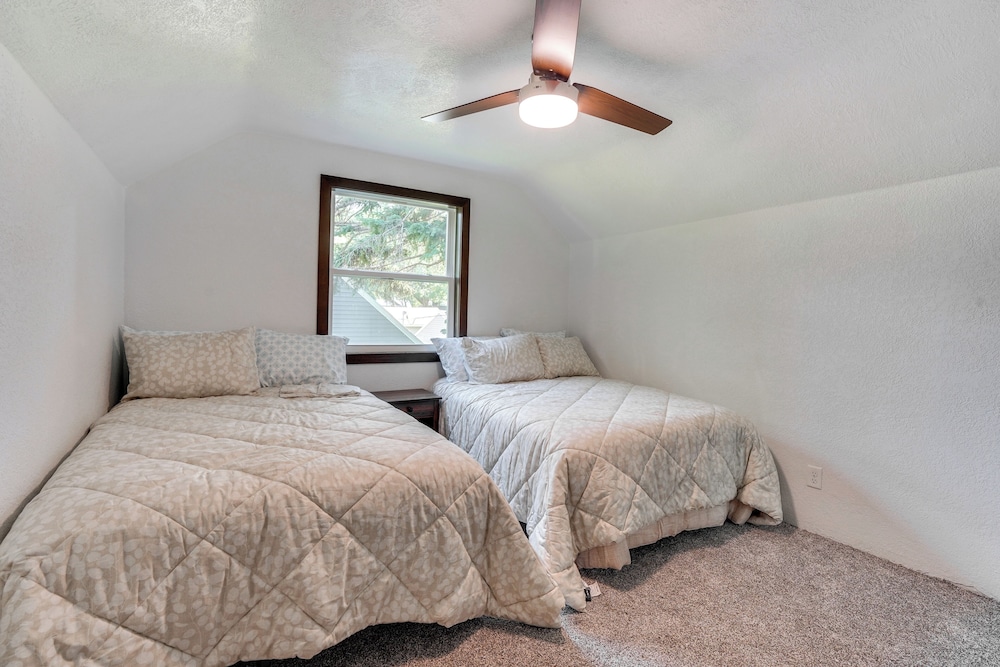 Sioux Falls Home Near Downtown: 2 Living Areas!