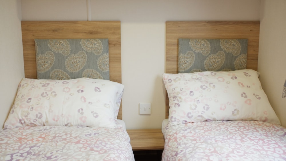 Excellent Caravan 2 Bedrooms Sleeps 6 view 3