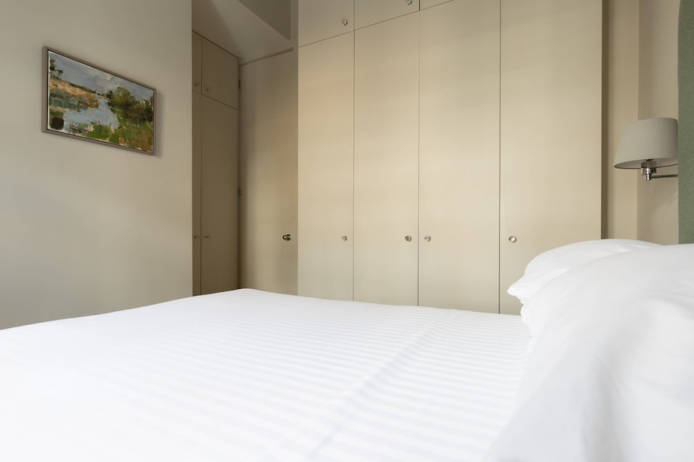 Southwell Gardens II by Onefinestay