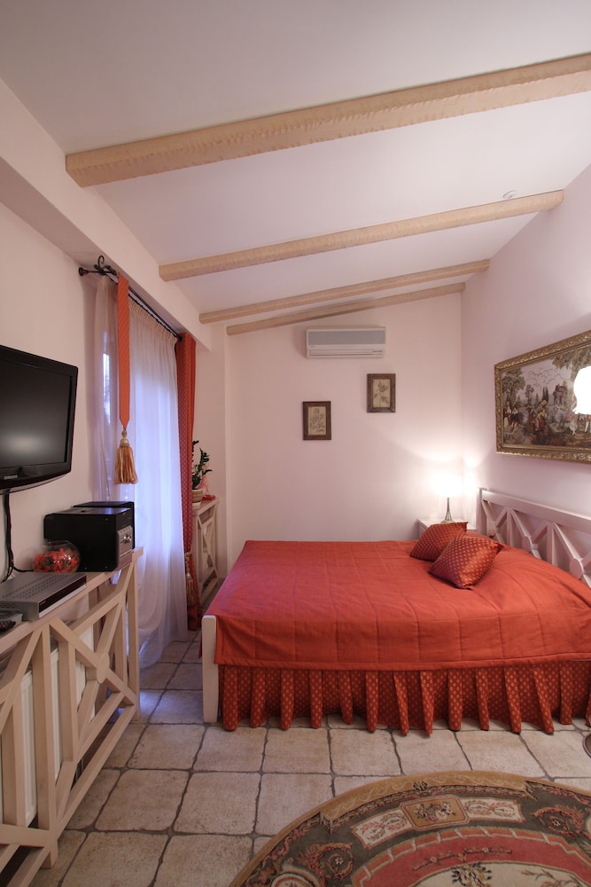Park-Hotel Butenko Stable