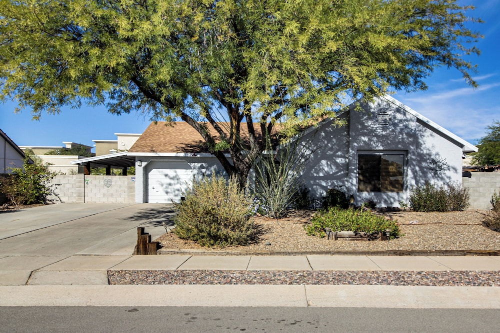 8 Mi to Linda Vista Trail: Tucson Home w/ Patio