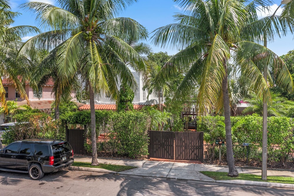 2 Mansions with Pool in West Palm Beach