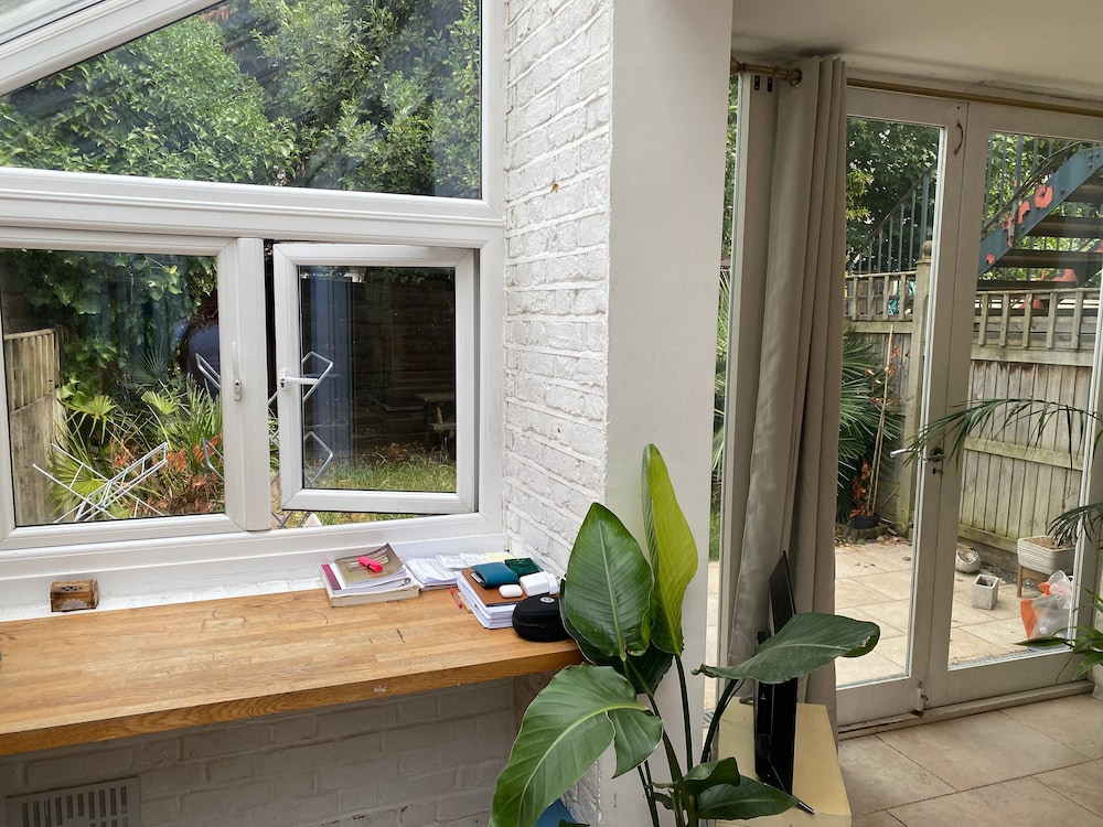 Modern, Spacious 1 Bedroom Garden Flat Sw18