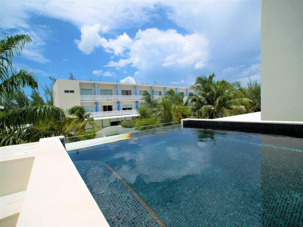 Penthouse 2BR 2bth Apt w Rooftop Pool Near Beach view 2