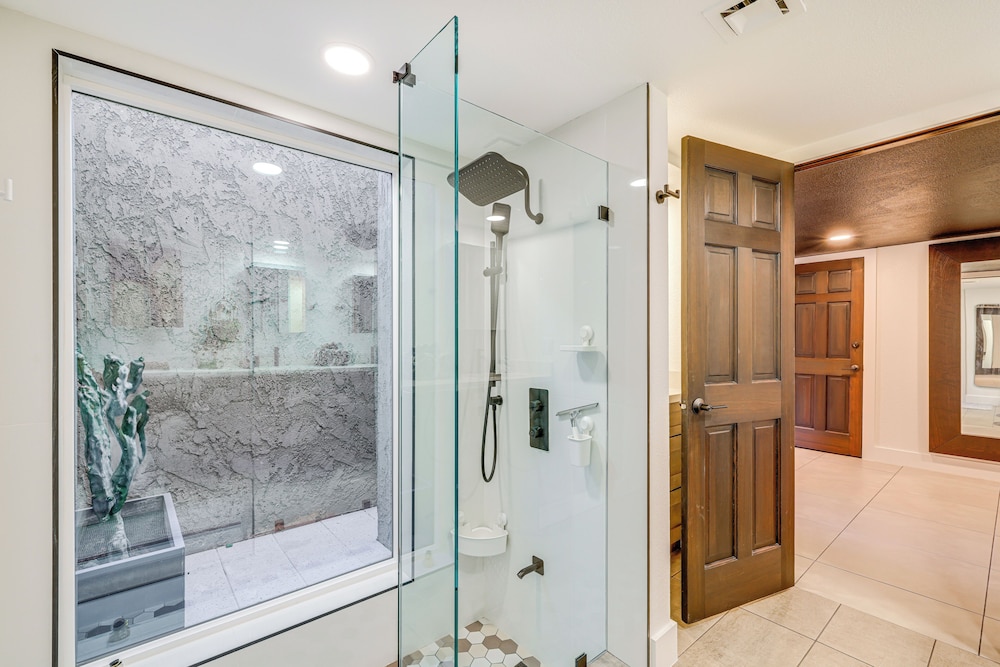 Modern Scottsdale Townhome w/ Heated Pool Access