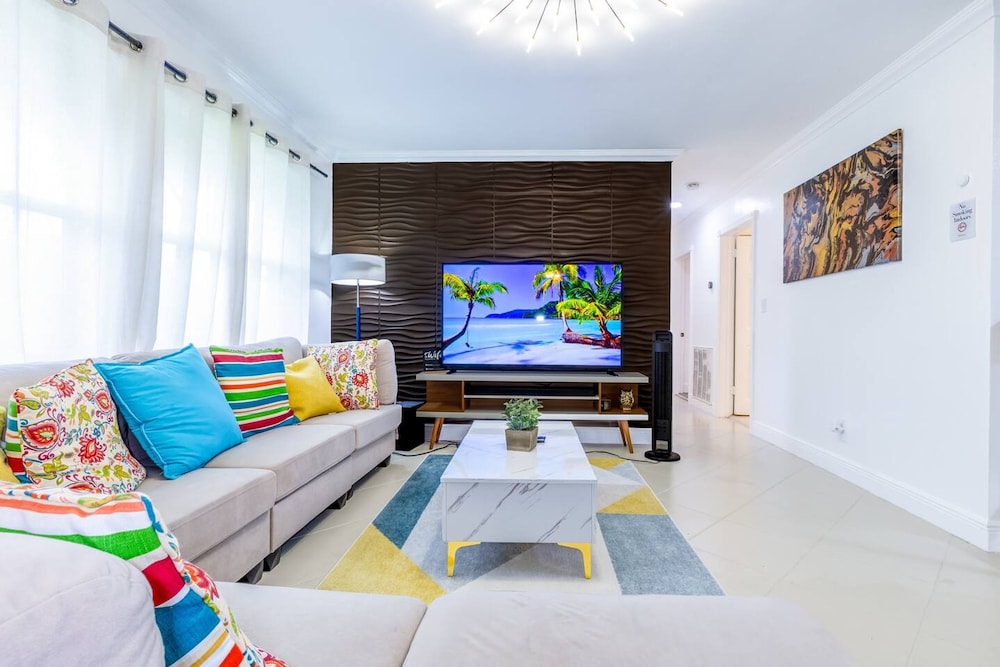 Tropical House Pool Table Jacuzzi Nearby Beach