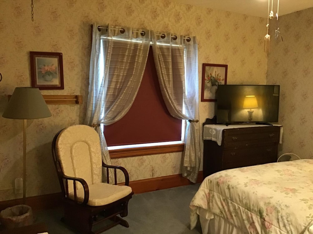 10th Avenue Guest House & Suites
