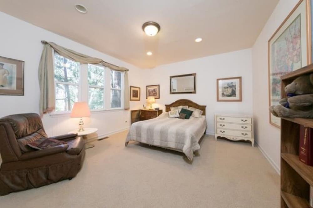 Light And Bright 3 Bedroom Home by RedAwning