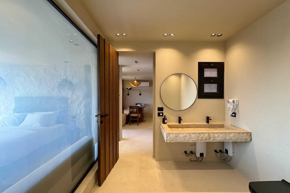 The 2 BDR Pyramids Vista w/ Bathtub