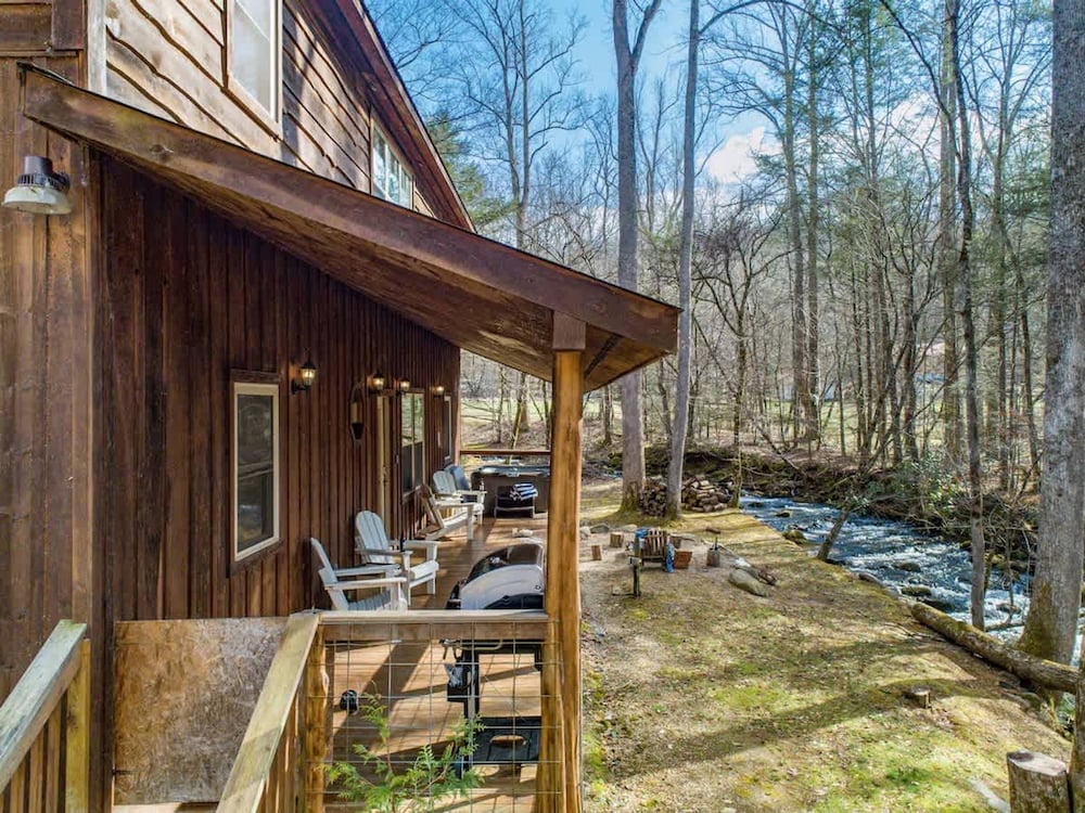 Charming Smoky Mountain Cabin w Hot tub Views