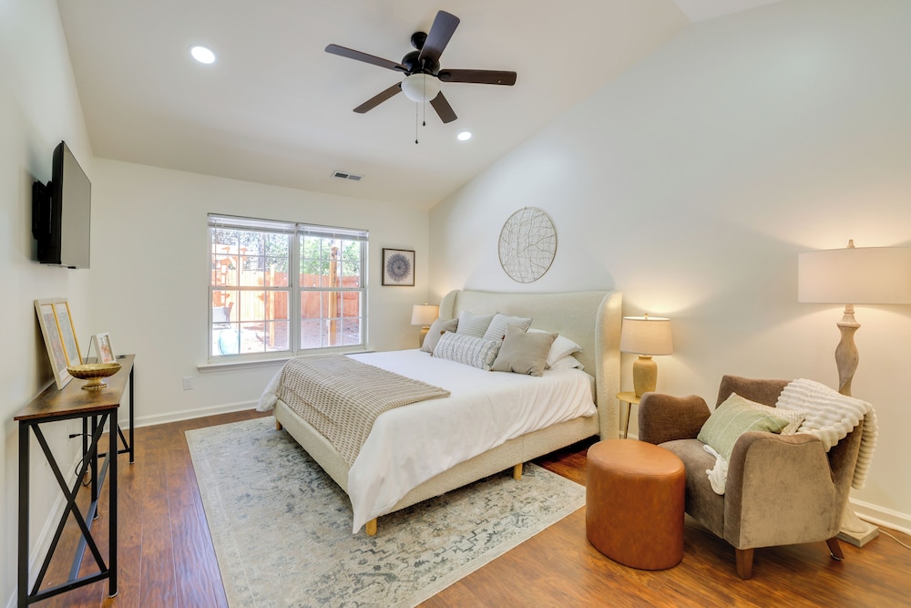 Mini Putting Green & Pool Access: Simpsonville Gem