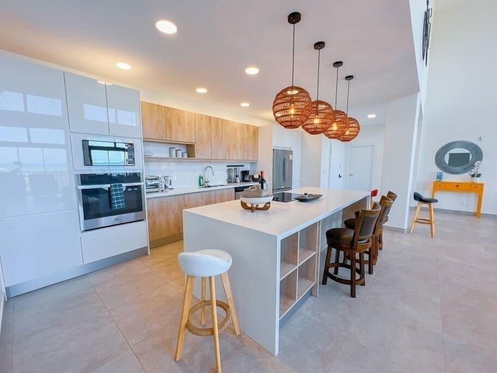 Elegant Oceanview Penthouse - Steps from Jaco Beach & Nightlife