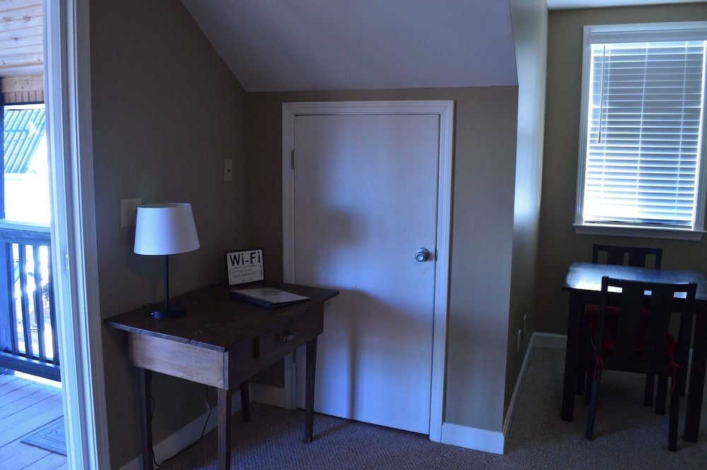 5 BR House Lake Retreat w/ Hot Tub, Sleeps 12