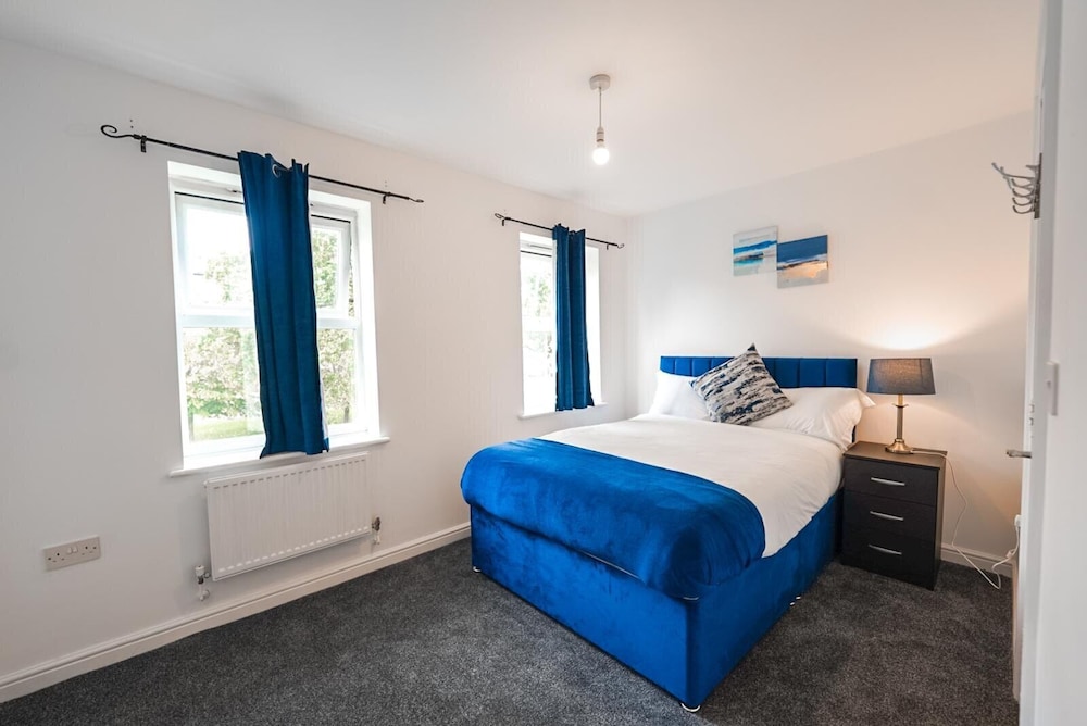 4 Bed House - Sleeps 8 - Garden - Parking - Wifi