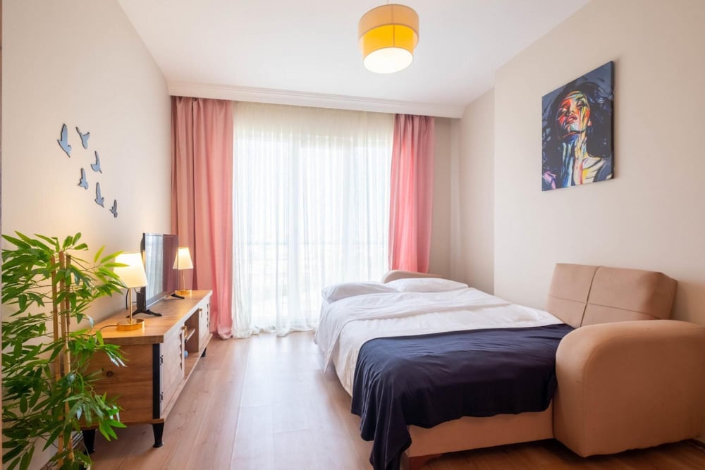 Stylish Studio Flat With City View in Atasehir