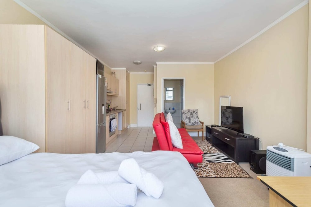 Bright Studio Apartment w/ Stunning Roof-top Pool view 5