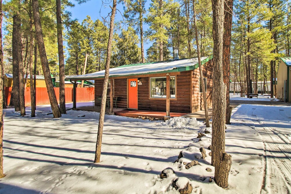 Cozy Lakeside Cabin: Walk to Rainbow Lake!