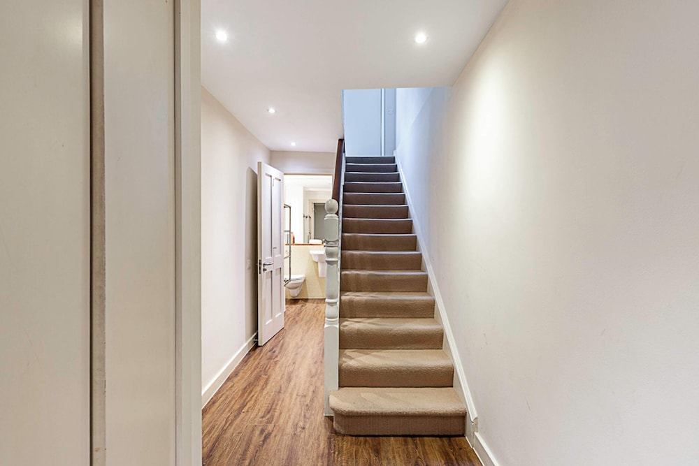 London Luxe Retreat: 5-bed Gem