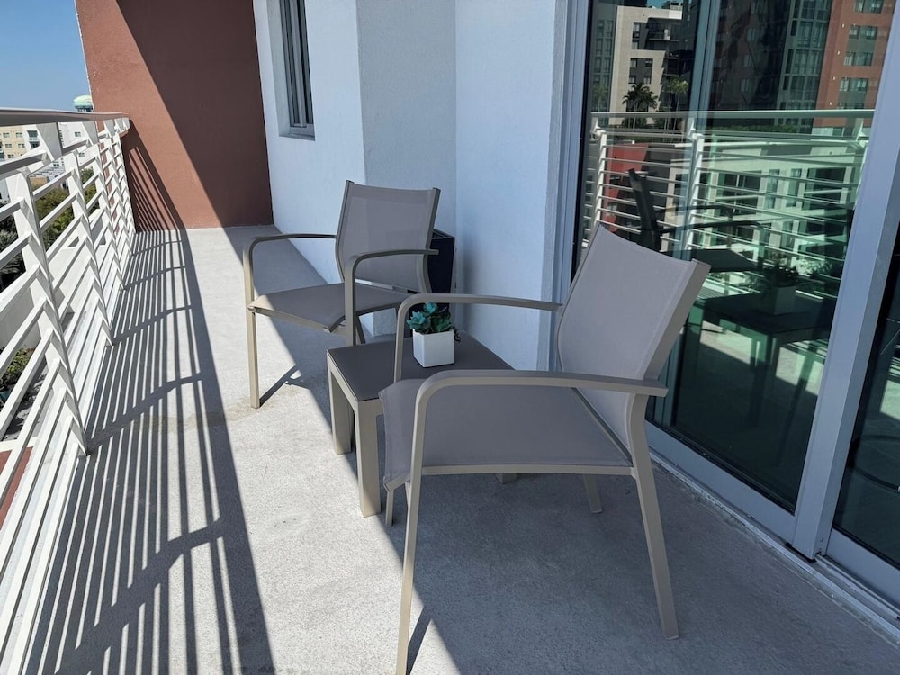 Chic 2BR Downtown Fort Lauderdale Apt w/ Pool