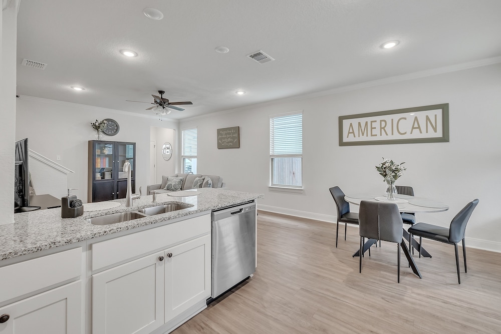 Modern 3br In Gated Community Near Jbsa & Seaworld 3 Bedroom Duplex