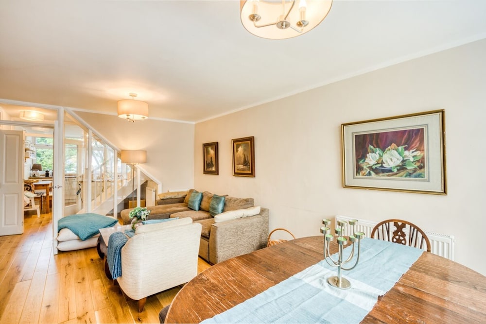 Homely 4 Bedroom House in Brixton