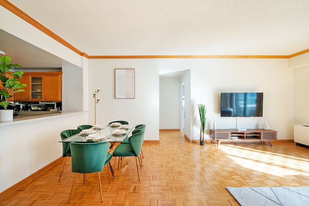 Contemporary 2 Bed 2 Bath Apt Bright and Sunny
