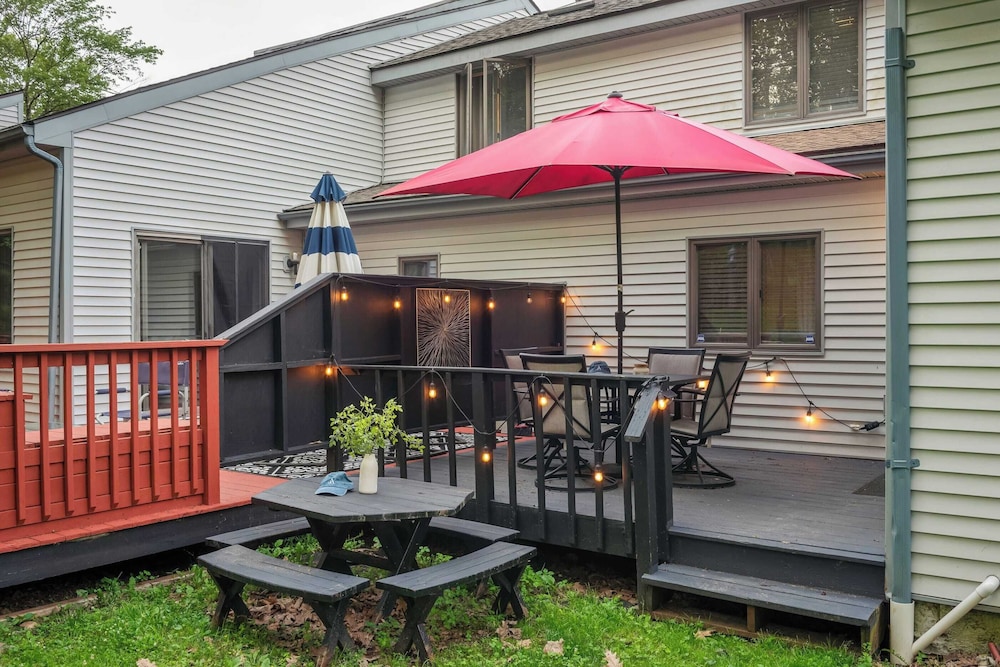 Lakeside Haven Ping Pong, Fire Pit & Mins to Big Boulder & Lake Harmony