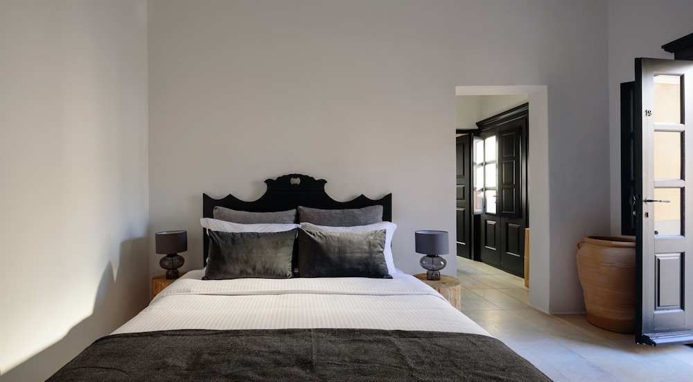 Firalia, Casa In Rock Suites photo 4