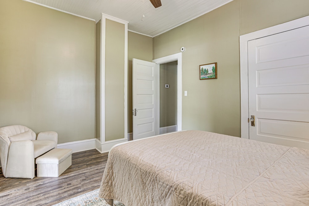 Walk to Restaurants & Shops: Dtwn Franklin Retreat