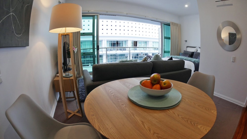 Princes Wharf Couple's Retreat - Adults Only