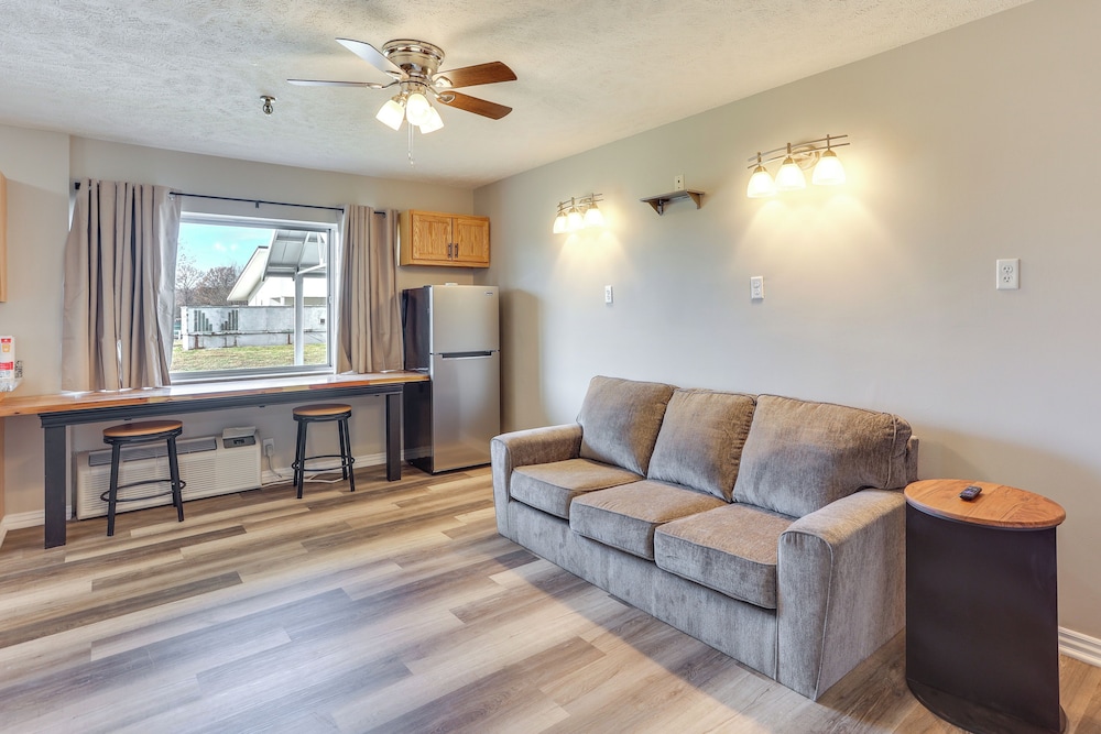 Golf, Shop, Tour & More: Oakland City Apartment