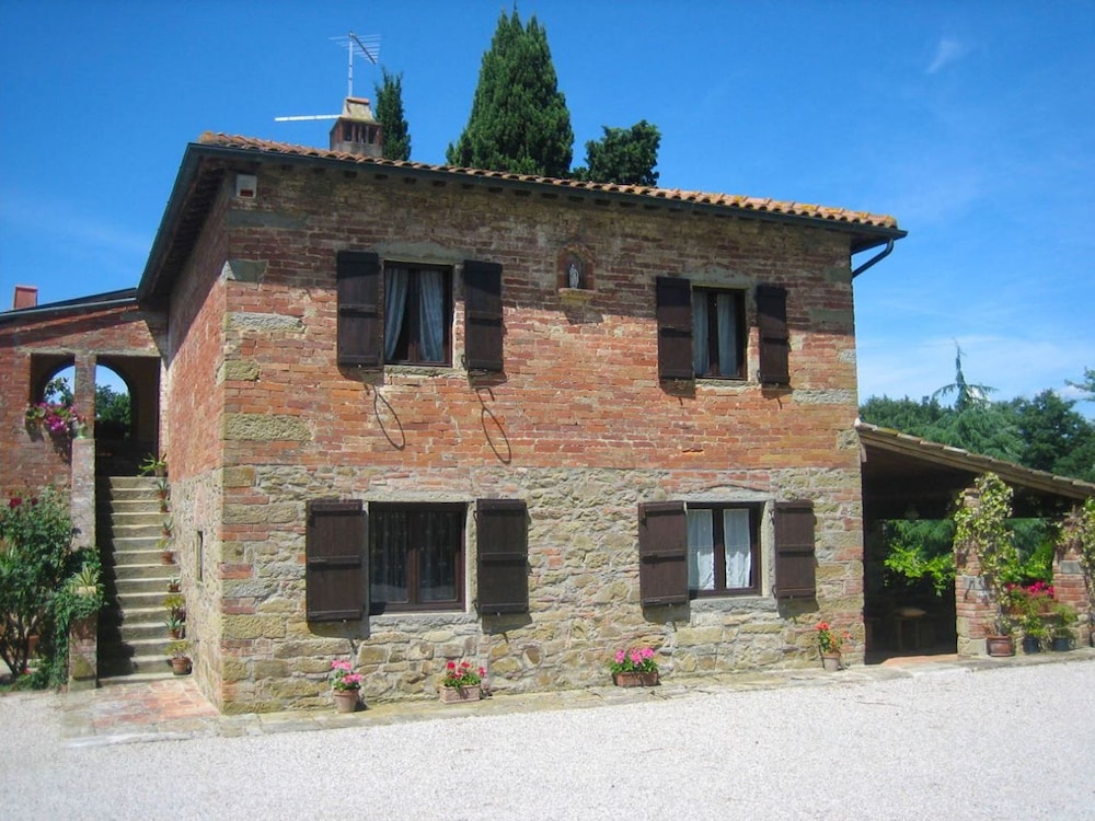 Stunning private villa for 6 guests with private pool, TV, pets allowed and parking