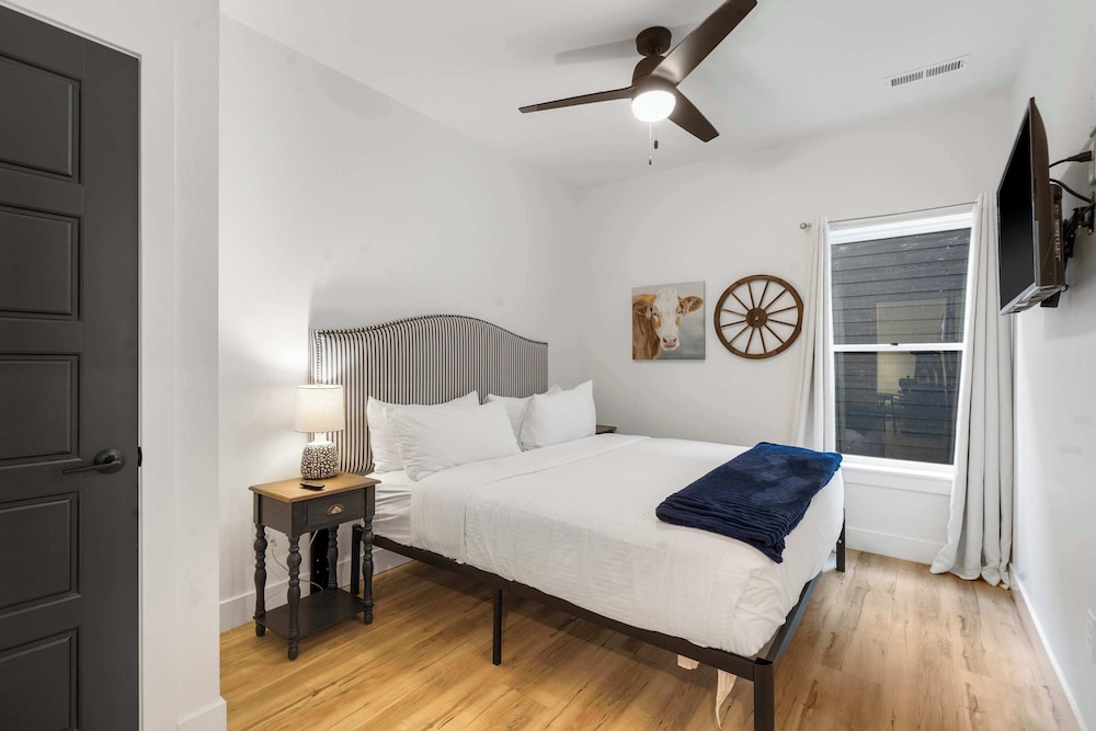 Pineapple Pointe - Stay for 20