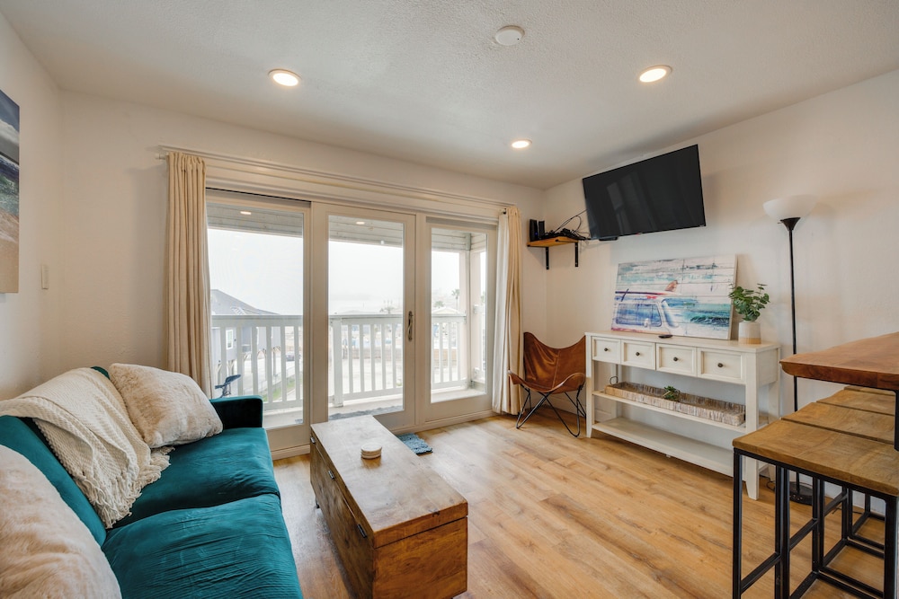 Steps to Beach: Corpus Christi Condo w/ Balcony