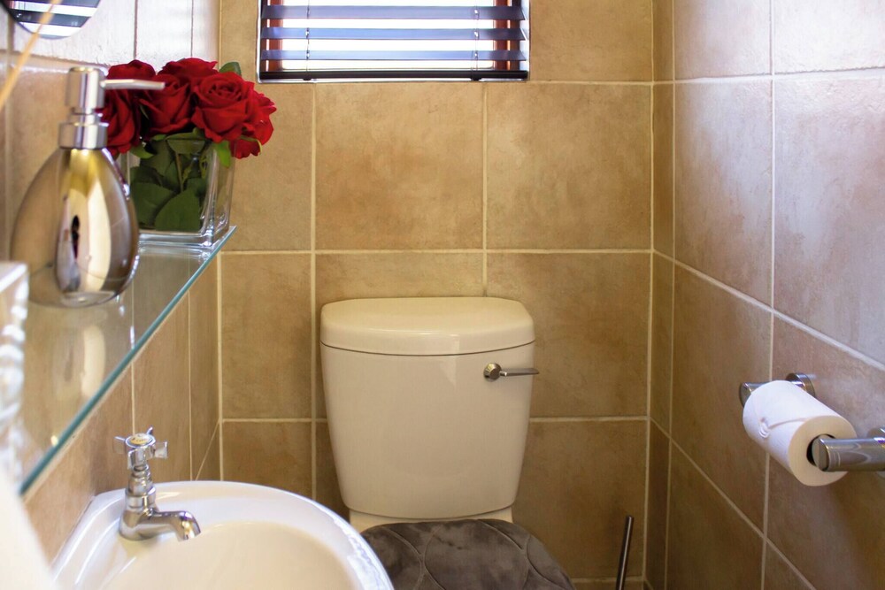 Beautiful 2 Bedroom Apartment Near Monte Casino