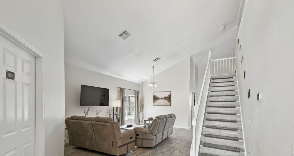 Large 6BR Family Home w Pool Hot Tub Games Room