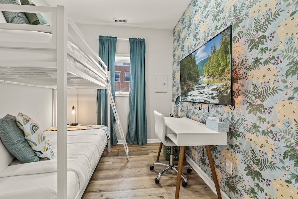 Family Oasis with 3BR, Games, WIFI & BBQ