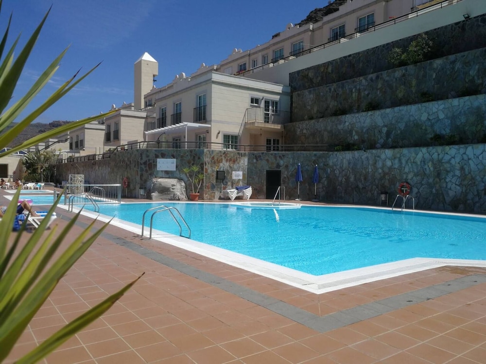 New Renovated Family Home Above Swimming Pool!