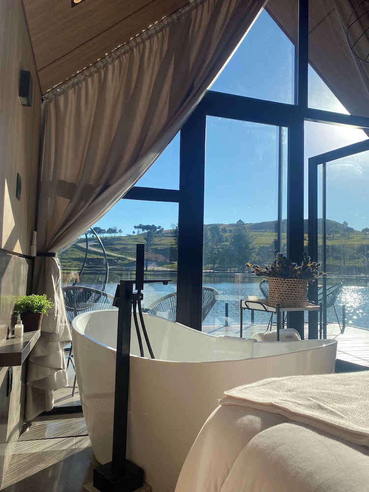 Celeiro Lake Village