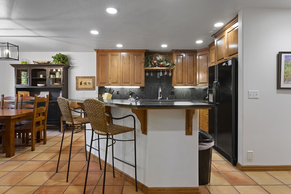 Deer Lake Village at Deer Valley Resort - Four Bedroom Condo with Hot Tub #2478 4 Condo