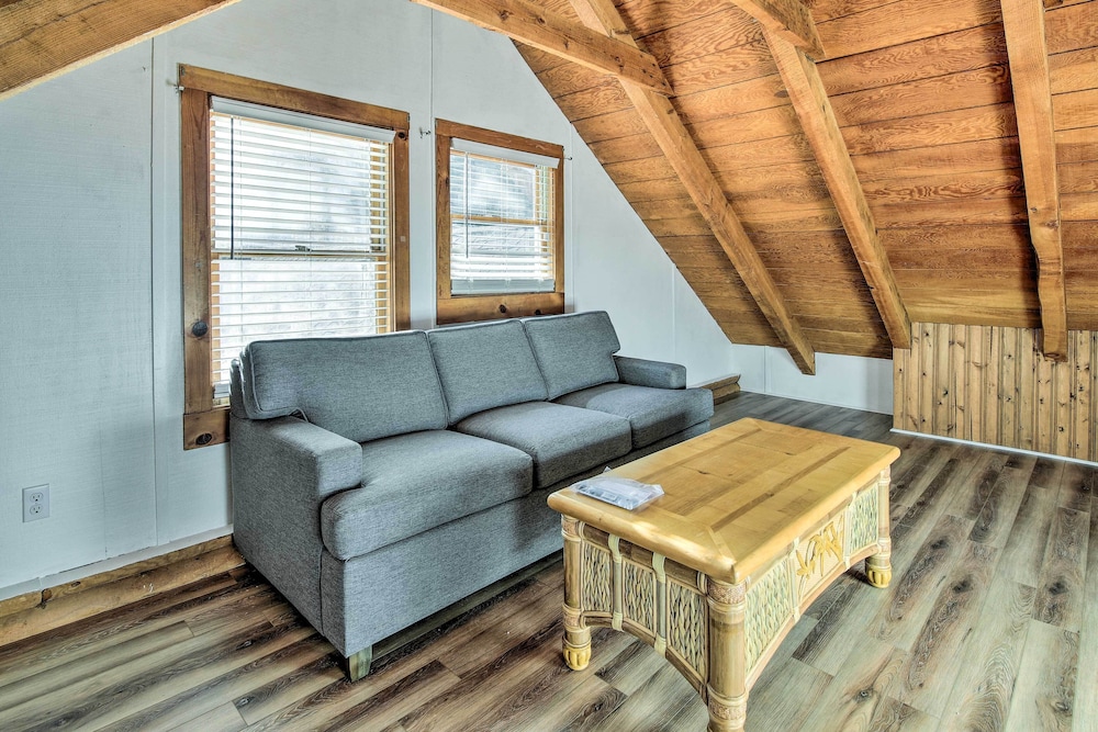 Pet-friendly Gatlinburg Cabin w/ Hot Tub!