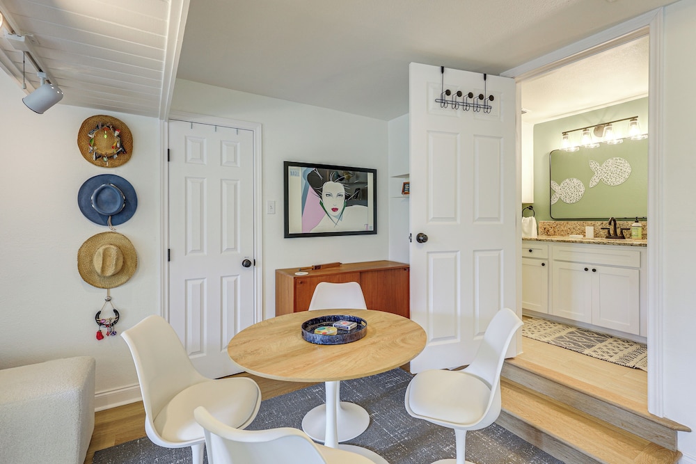 Mod on the Guad Home w/ Lake Mcqueeney Views!