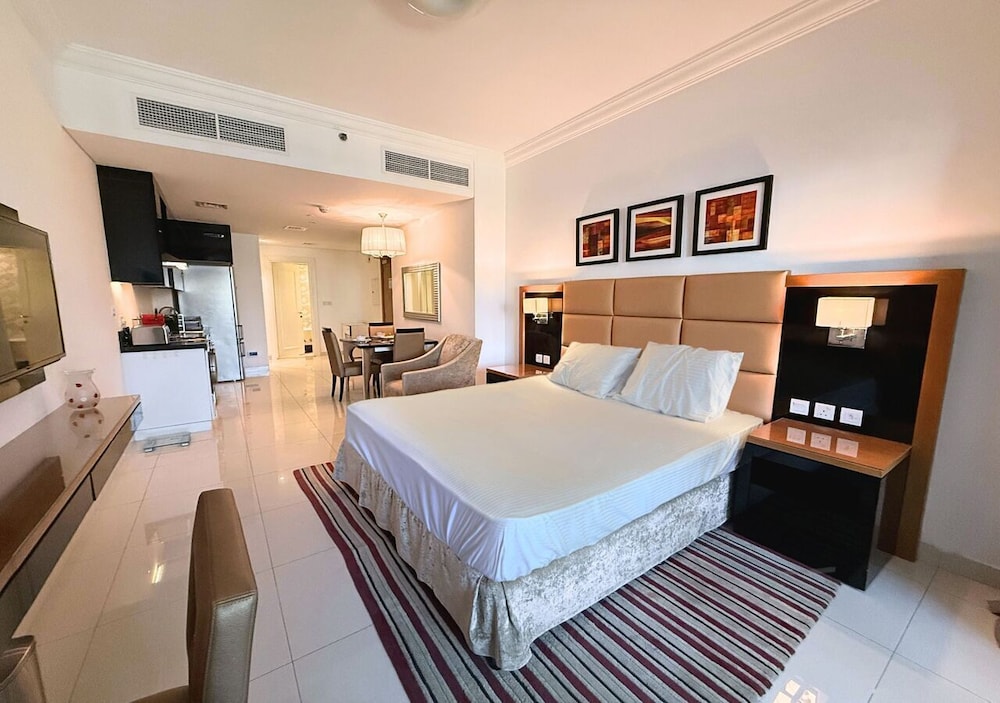 Capital Bay Comfort Studio city view
