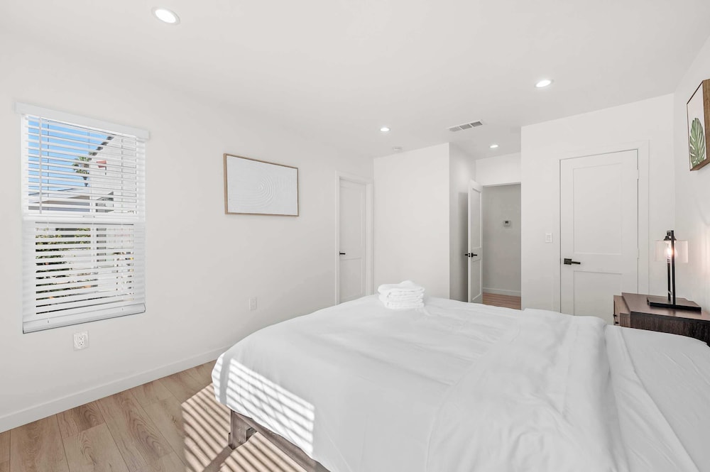Not Affected by the Fire/spacious Modern Retreat w Luxury Amenities & Style