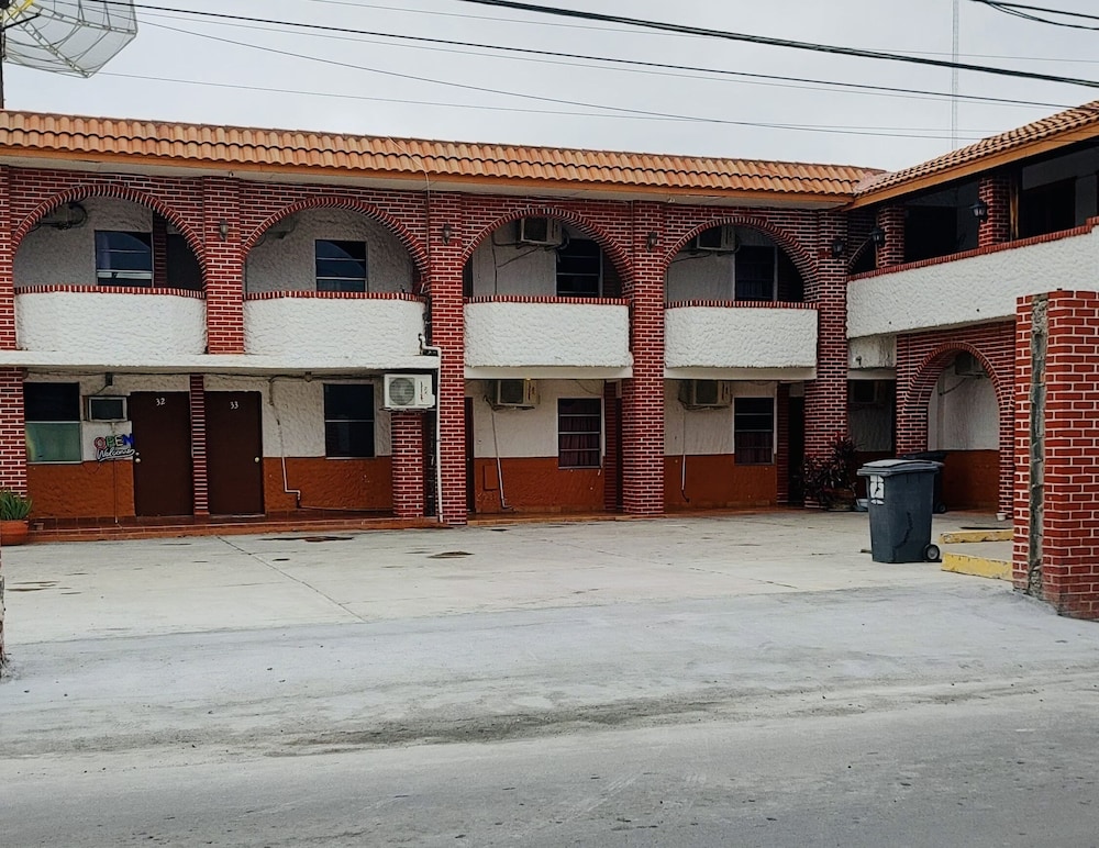 Nuevo Laredo Vacations - Hotel Cazadores - Property Image 1