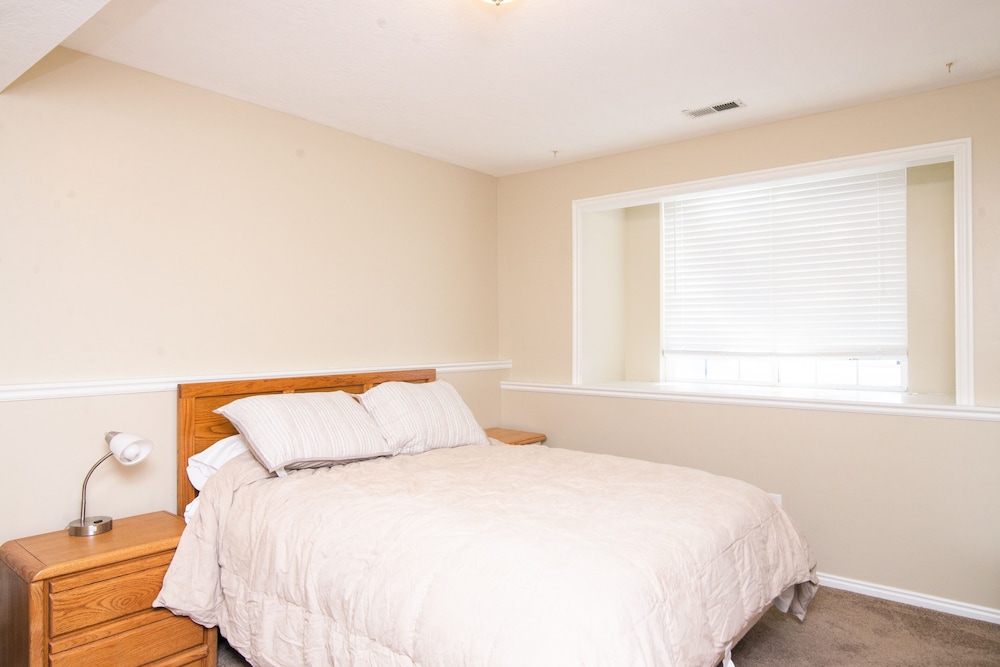 Charming Ogden Town Home, 25 Min To Snowbasin Ski Resort 3 Bedroom Duplex by Redawning view 2