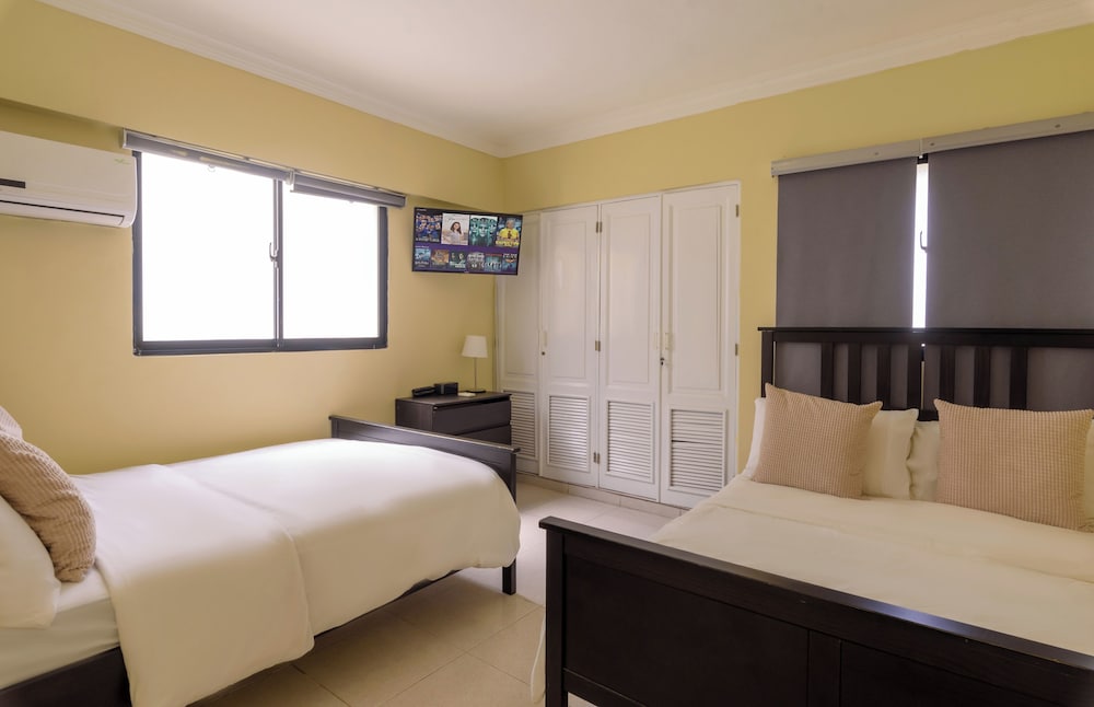 Penthouse in Evaristo Morales Sleeps 14