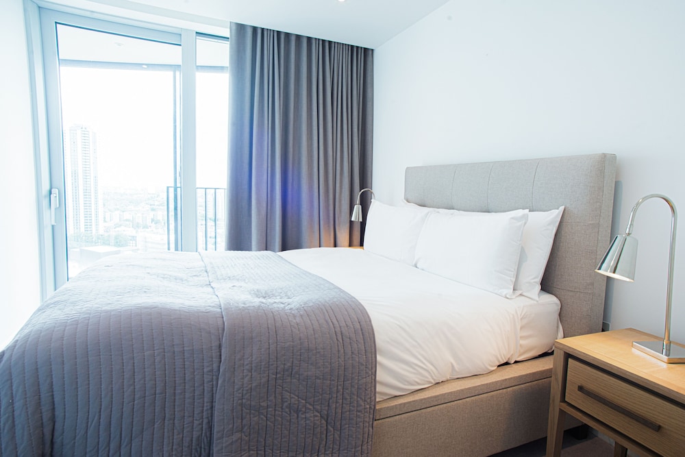 High Rise 1 Bedroom Apartment in Southbank view 5