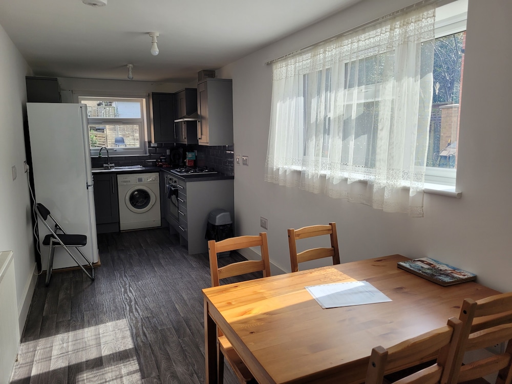 Lovely 2-bed Fully Refurbished House in London