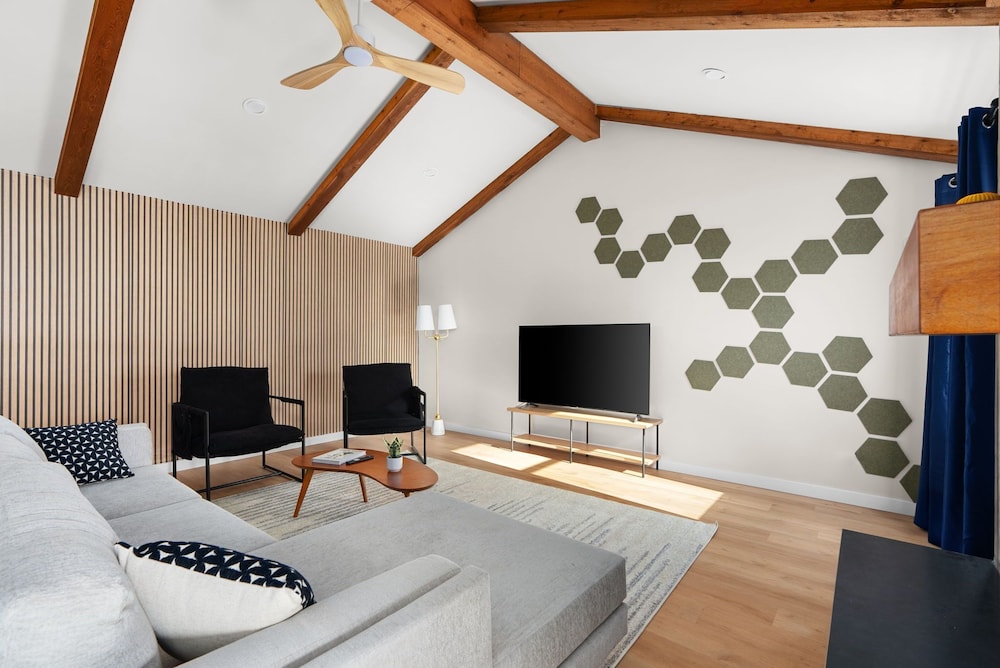 Charming Modern Retreat in Austin